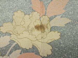 柄の中に発生した黄変しみ